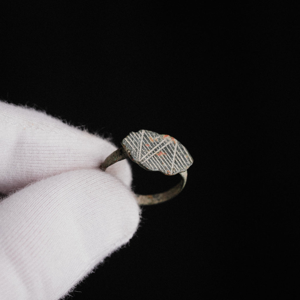 Medieval Bronze Geometric Signet Ring – “Reticulus” (10th–13th CE) – EU 52 / US 6.25
