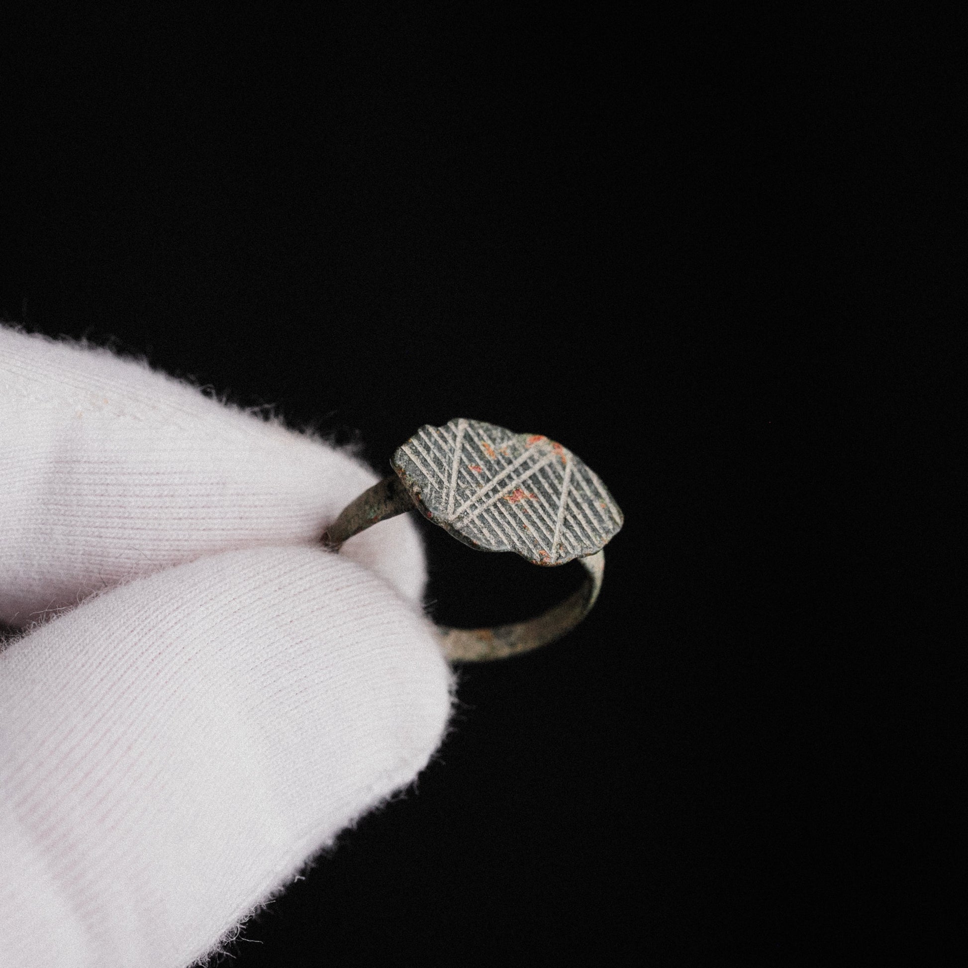 Medieval Bronze Geometric Signet Ring – “Reticulus” (10th–13th CE) – EU 52 / US 6.25