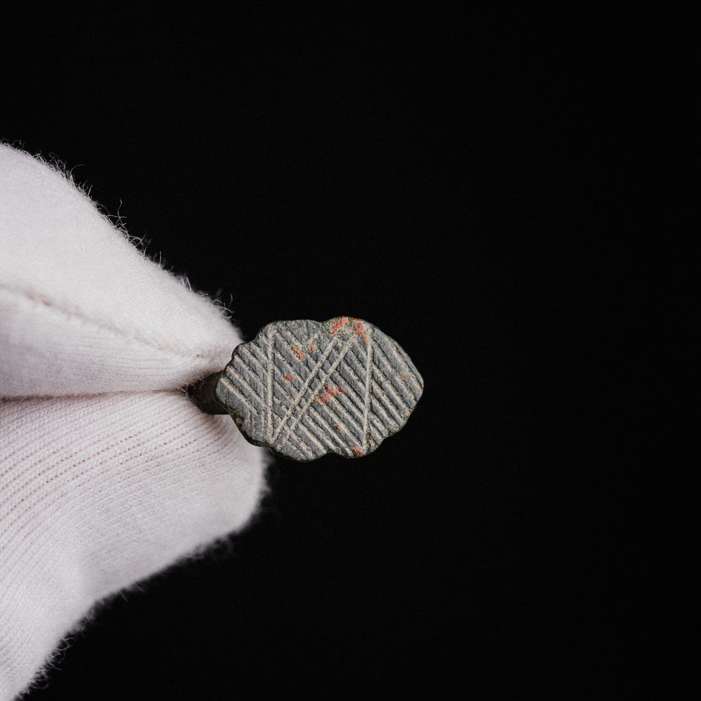 Medieval Bronze Geometric Signet Ring – “Reticulus” (10th–13th CE) – EU 52 / US 6.25