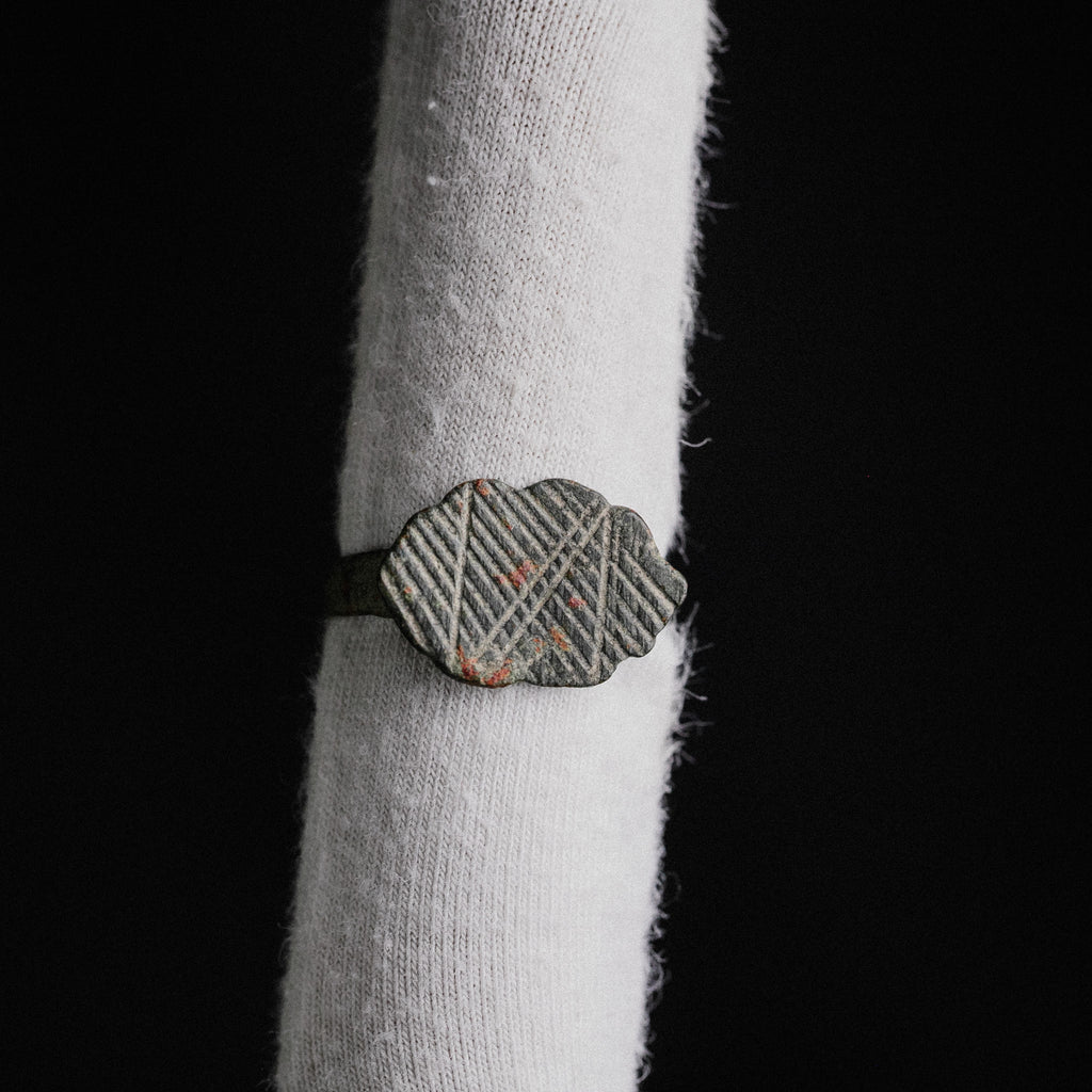 Medieval Bronze Geometric Signet Ring – “Reticulus” (10th–13th CE) – EU 52 / US 6.25