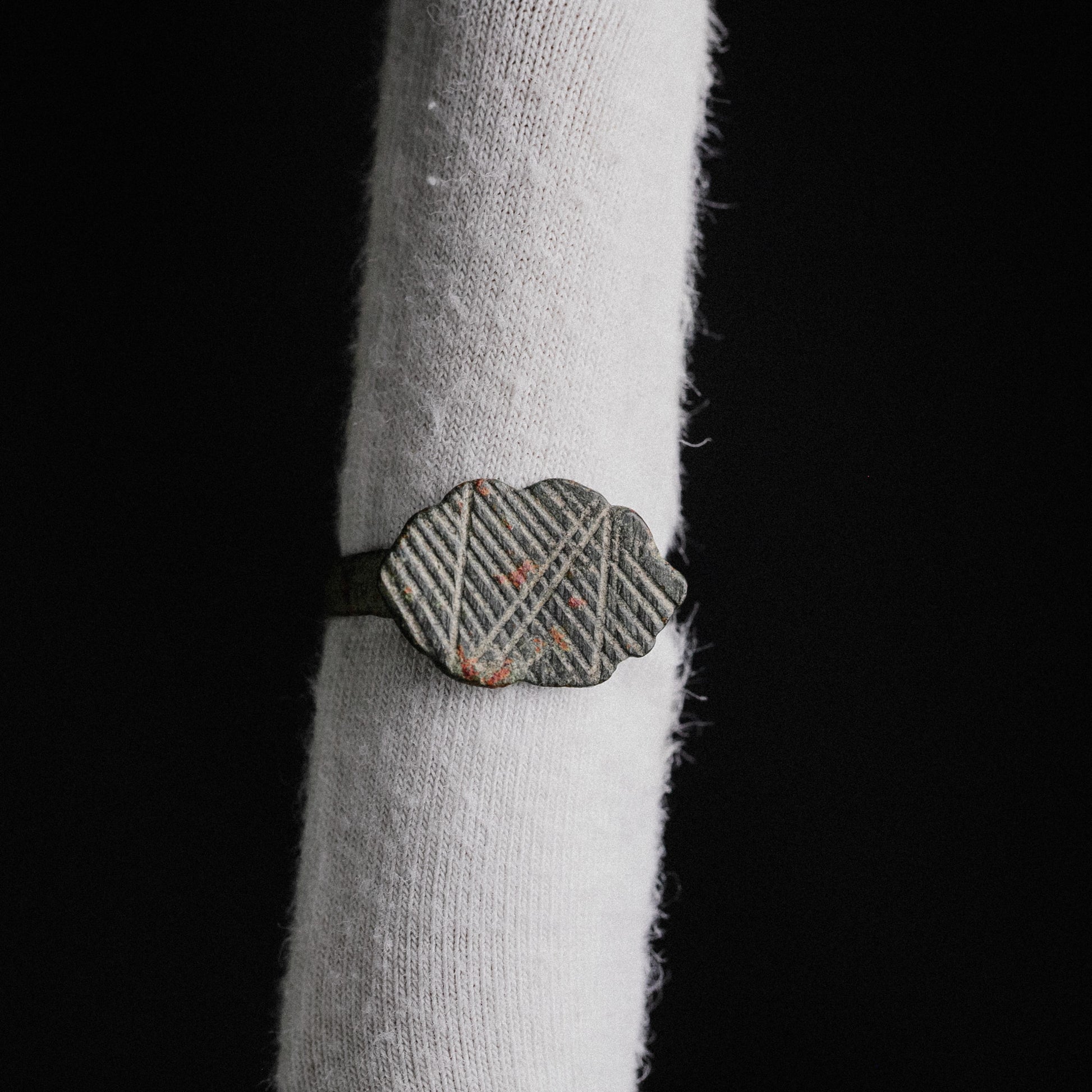 Medieval Bronze Geometric Signet Ring – “Reticulus” (10th–13th CE) – EU 52 / US 6.25