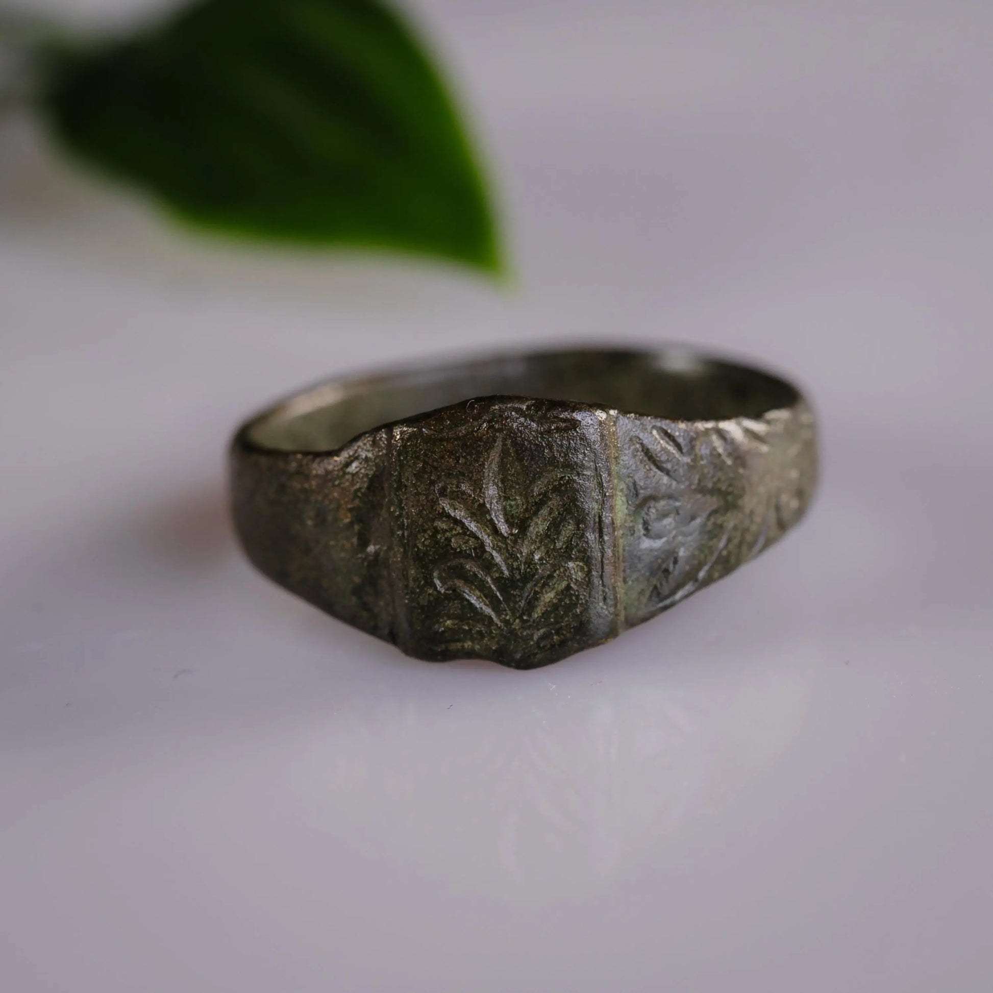 “Fleuris” - Heraldic Base Metal Ring (17th-19th C. CE)  EU 64 / US 10.5 Aurora Antiqua