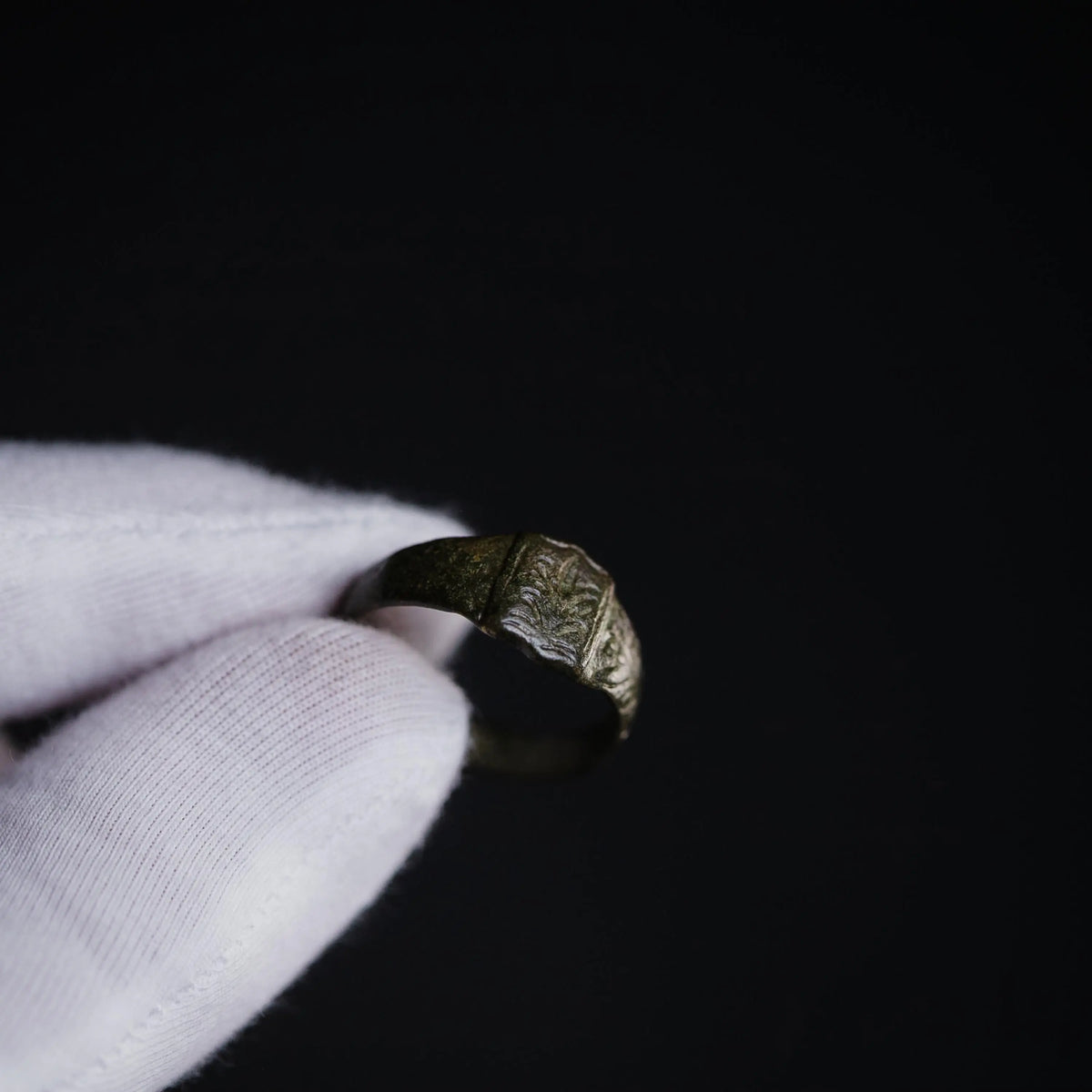 Post-Medieval Bronze Ring 'Fleuris' (17th-19th c. CE) EU 64/US 10.5
